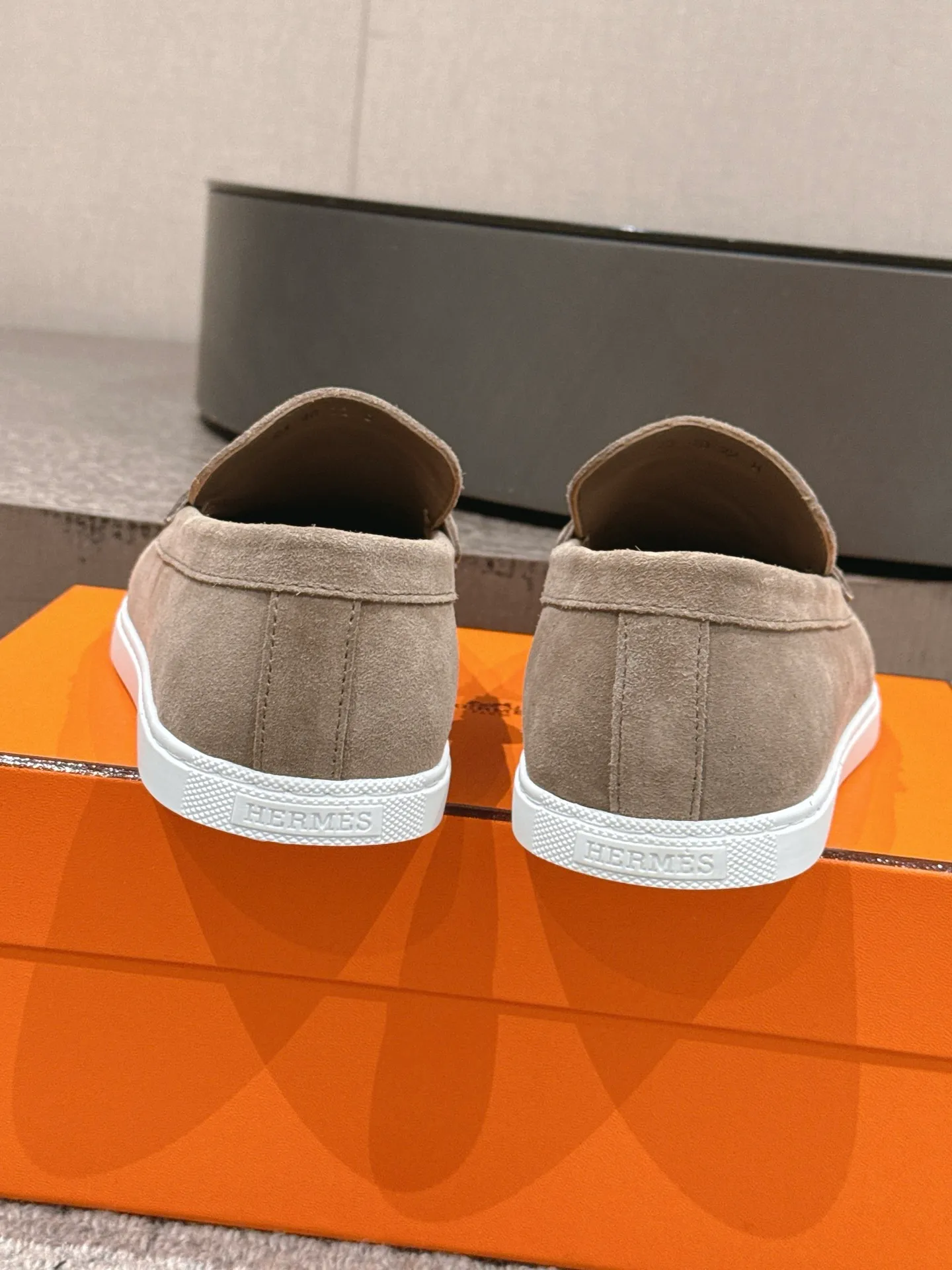 【ΗERMES】 P:540💰 Size: 39-45 (45.46. Customized) Hermes Men's Slip-on Loafers Lgnacio Series Couple's Loafers Casual Sports Shoes Original Purchase Development Made Goods This calfskin loafer is decorated with leather braiding and "Chaine d'Ancre" buckle. Fashionable nautical style loafers, ideal for land and seaside. Exquisite packaging at the delivery counter 🛍📦 Fabric: Original customized imported first-layer cowhide/cow suede Lining: Imported soft cowhide lining Sole: Original molded non-slip TPU material Bottom thickness: 2CM